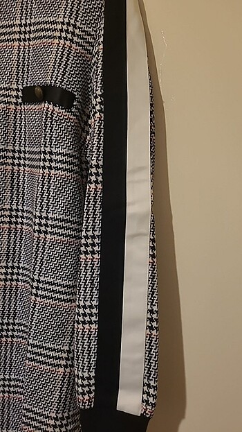 Kareli deri detaylı kolları satenli elbise - Görsel 2