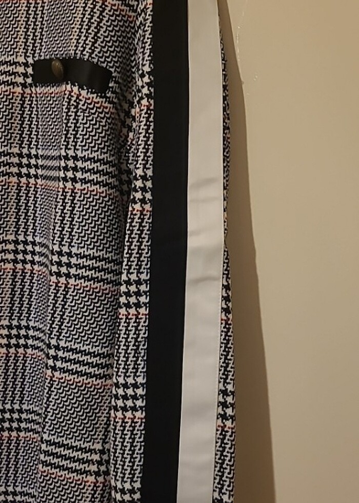 Kareli deri detaylı kolları satenli elbise - Görsel 2