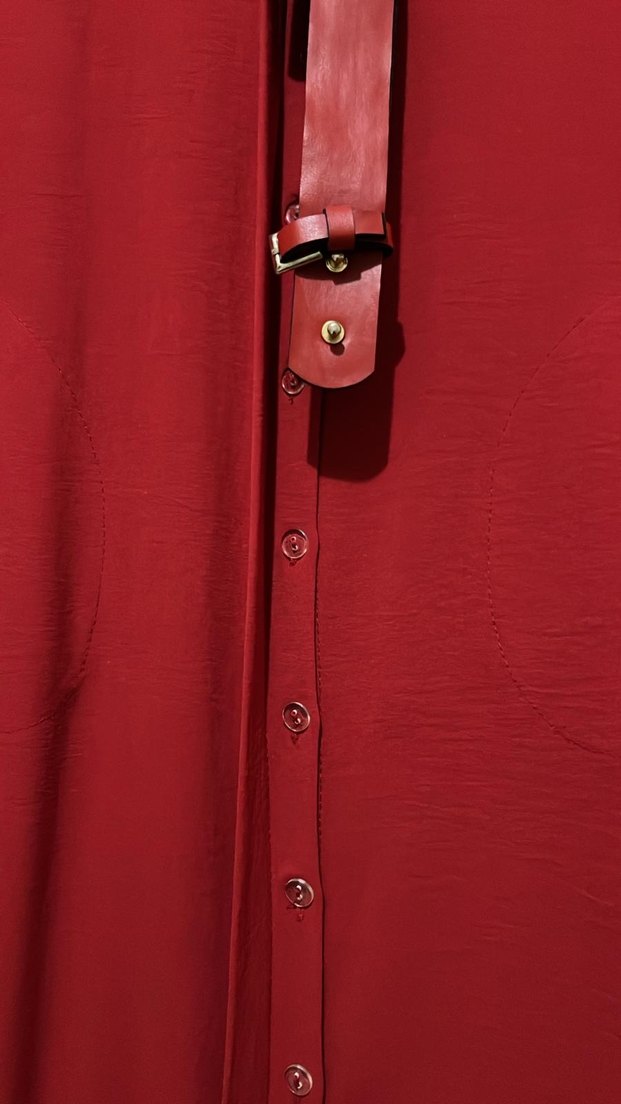 Kırmızı düğmeli tesettür elbise - Görsel 4