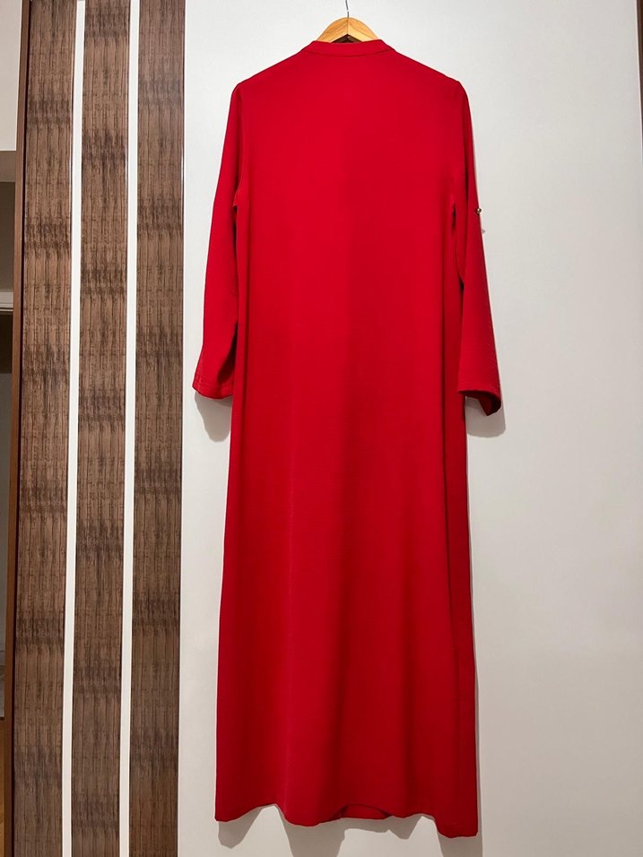 Kırmızı düğmeli tesettür elbise - Görsel 2
