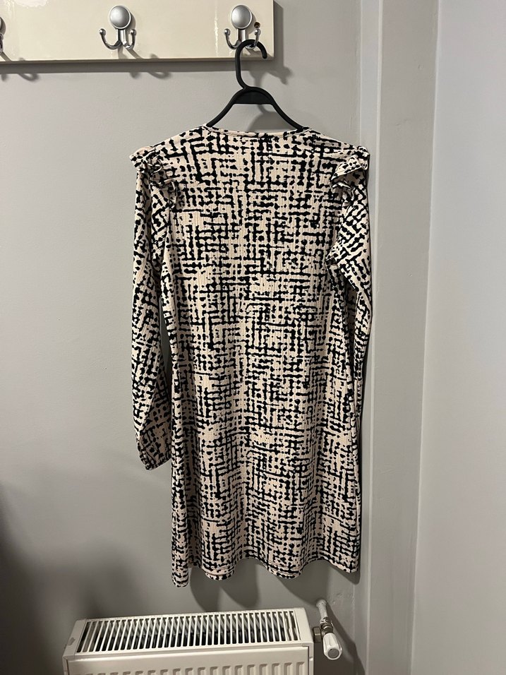 Koton siyah bej desenli uzun kollu gunluk firfirli elbise - Görsel 3