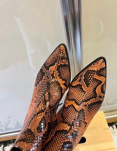 Mango zebra yilan derisi desenli turuncu siyah topuklu bot ayakk