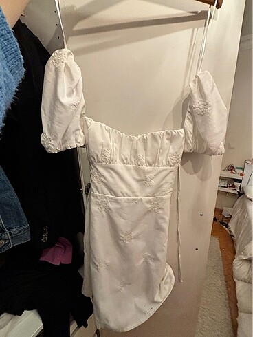 Zara Sırtı Açık Beyaz Mini Elbise