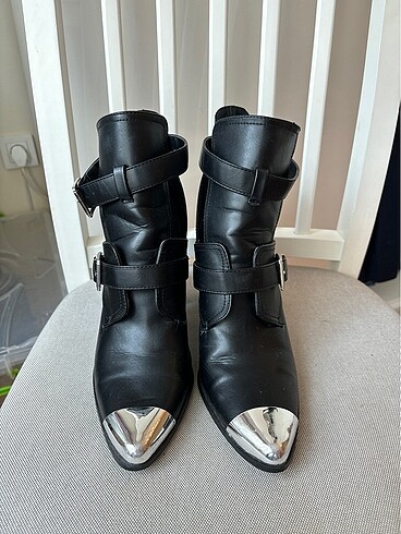 Zara Siyah Metal Detaylı Bot