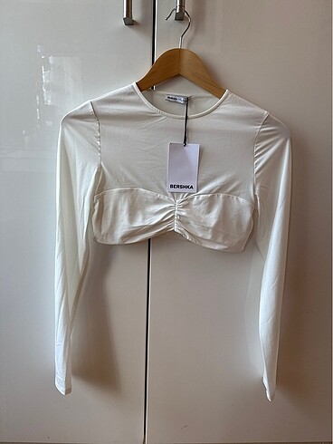 Bershka beyaz crop top