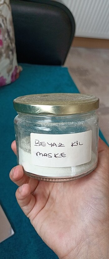 Beyaz kil maskesi