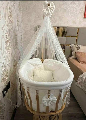 Beyaz Ahşap Sepet Beşik ve Tül Örtü