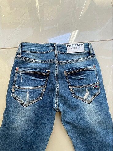 11-12 Yaş Beden 11 12 yas etiketli tommy hilgfiger kot