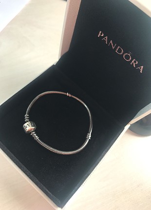 Pandora bileklik gümüş renkte