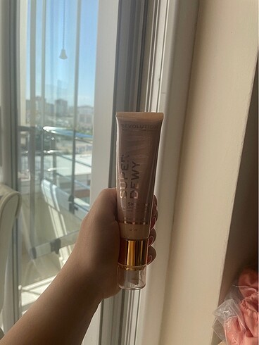 Revolution Super Dewy skin tint bb cc krem