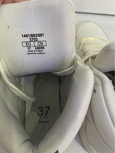 37 Beden beyaz Renk Bershka