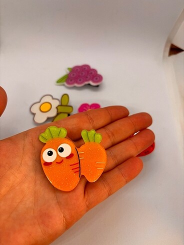Diğer 6 adet pens toka seti sert plastik figürlü