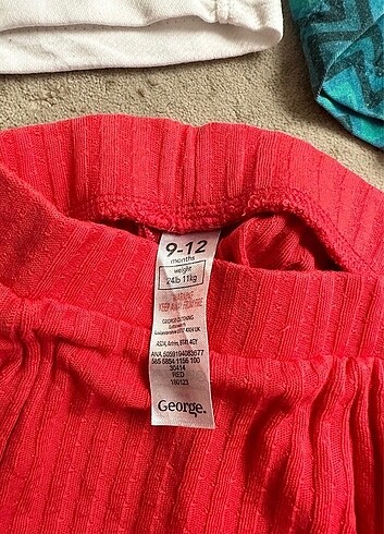 H&M Kırmızı fırfırlı bebek şortu