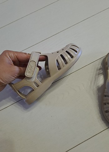 27 Beden Kız Çocuk taş rengi cirtli Sandalet
