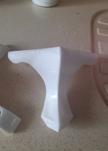 Beyaz plastik mobilya ayagi