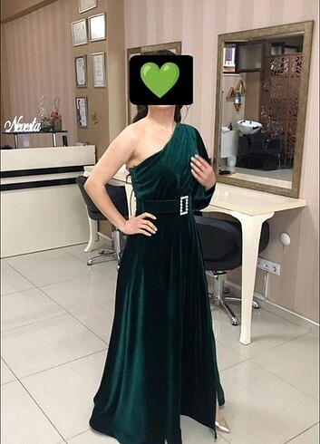 Zümrüt yeşili kadife abiye elbise