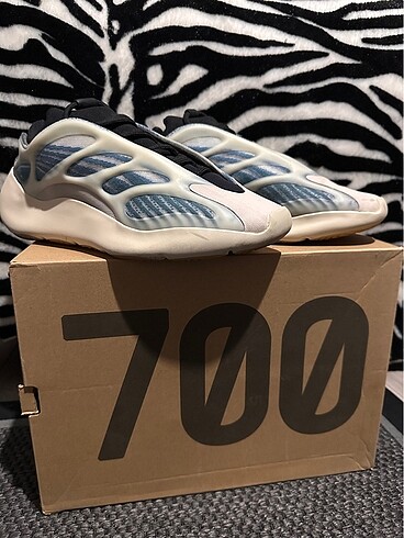 Adidas yeezy 700 V3 KYANIT