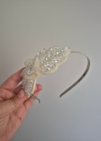 Boncuk İşlemeli Beyaz Örgü Taç - Görsel 3