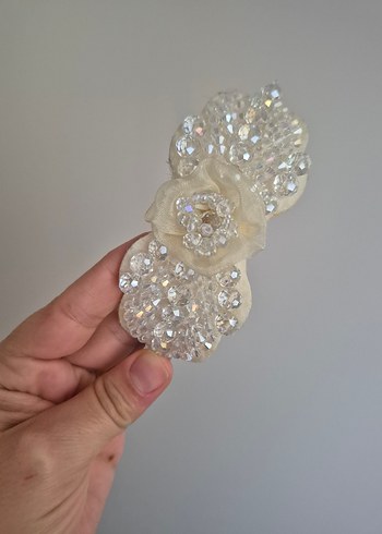 Boncuk İşlemeli Beyaz Örgü Taç - Görsel 2