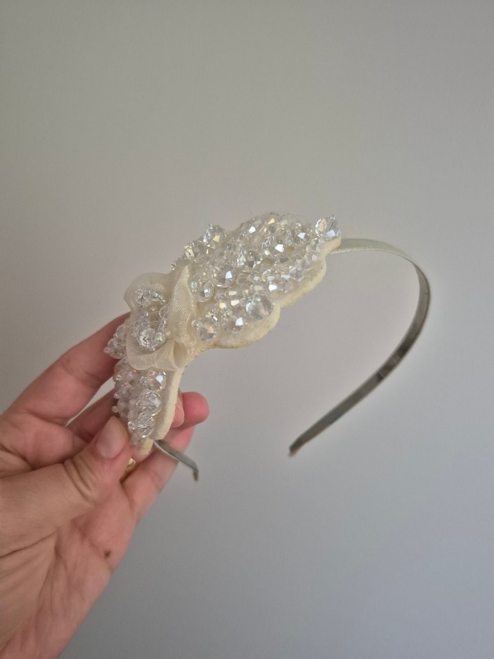 Boncuk İşlemeli Beyaz Örgü Taç - Görsel 3