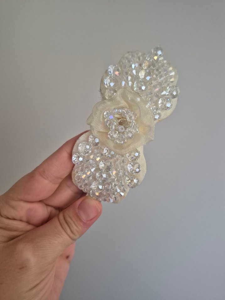 Boncuk İşlemeli Beyaz Örgü Taç - Görsel 2