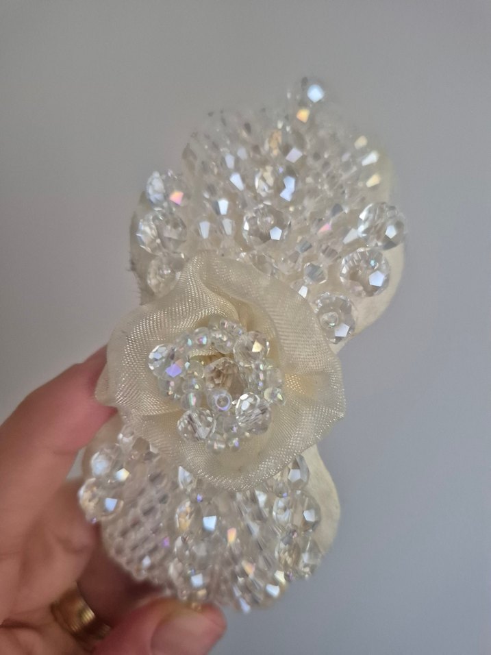 Boncuk İşlemeli Beyaz Örgü Taç - Görsel 4