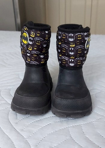 Çocuk Batman kar botu