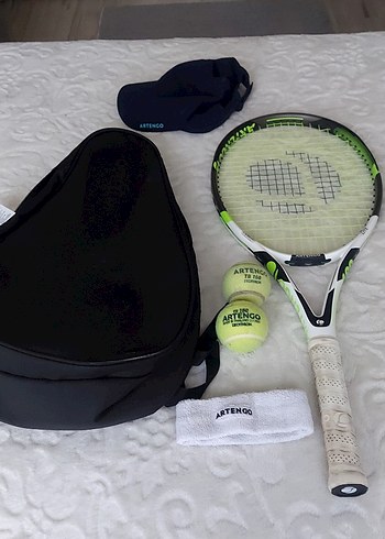 Artengo Beyaz Tenis Raketi ve Siyah Sırt Çantası