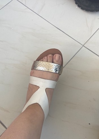 Beyaz Yılan Desenli Dolgu Topuklu Kadın Sandalet