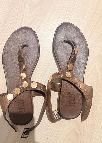 Kahverengi Deri Kadın Sandalet.