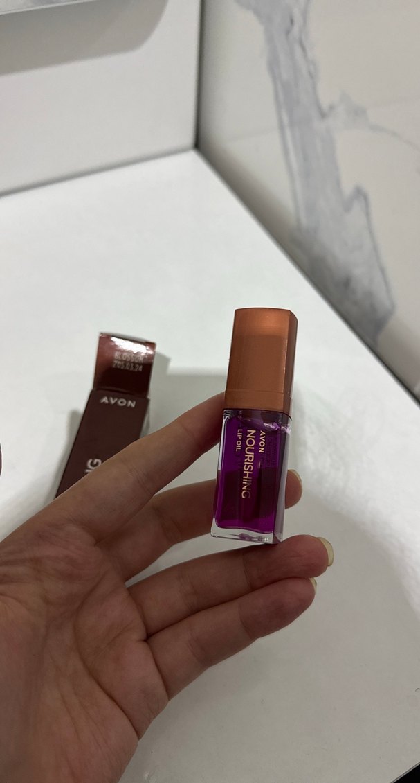 AVON Burgundy Besleyici Dudak Parlatıcısı - Görsel 3
