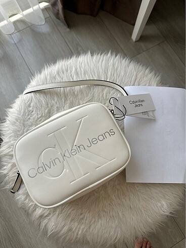 Etiketli calvin çanta