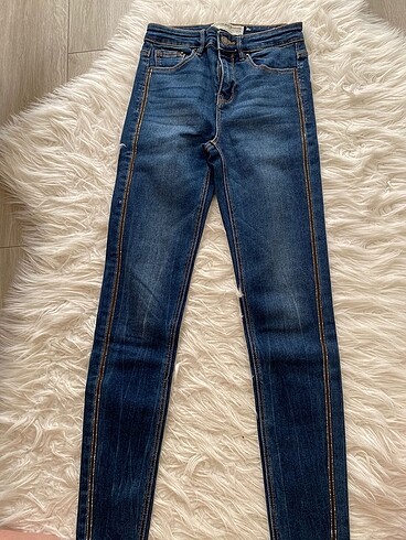 Stradivarius Yanı taş detay jean