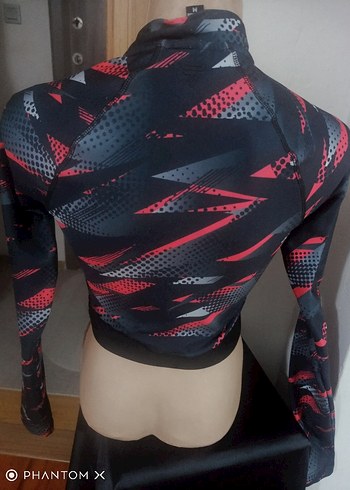 Yüksek Yakalı Baskılı Siyah Crop Top - Görsel 3