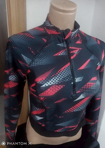 Yüksek Yakalı Baskılı Siyah Crop Top - Görsel 2