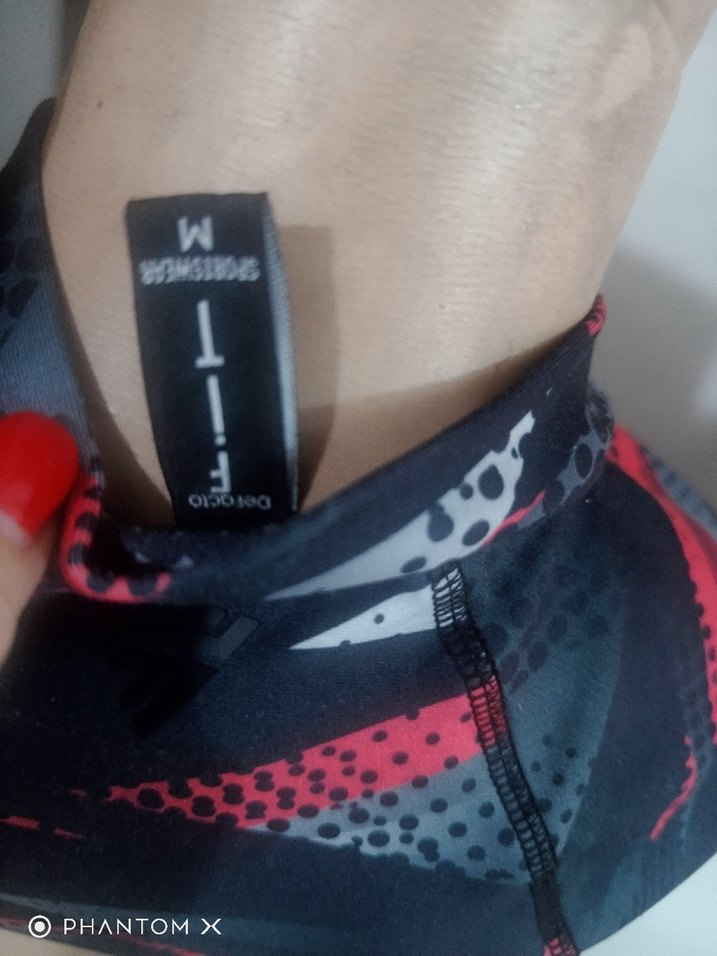 Yüksek Yakalı Baskılı Siyah Crop Top - Görsel 4