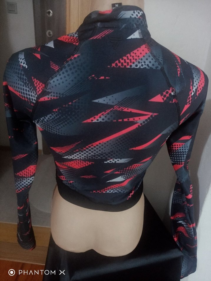 Yüksek Yakalı Baskılı Siyah Crop Top - Görsel 3