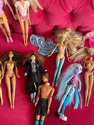 Barbie ve bebekler