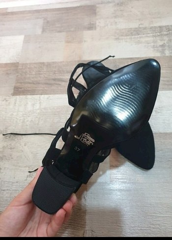 Siyah Süet Kemerli Topuklu Kadın Ayakkabı - Görsel 3