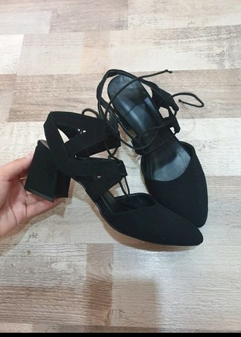 Siyah Süet Kemerli Topuklu Kadın Ayakkabı - Görsel 4