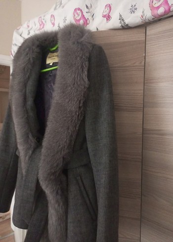 Gri Kabarık Yaka Detaylı Kaban - Görsel 4