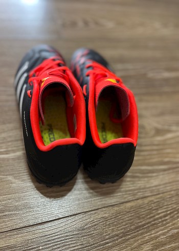42 Beden Adidas Predator Halı Saha Ayakkabısı 42