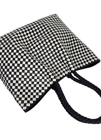 Beden Bottega Veneta Tote Bag. El örgüsü hakiki kuzu derisidir.