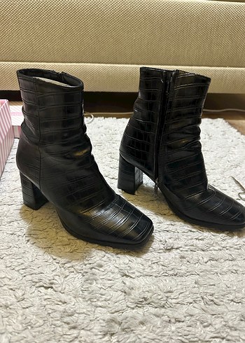 38 Beden Siyah 7 cm topuklu küt burunlu bot