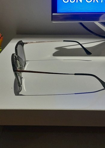 Şeffaf Gri Minimalist Kadın Güneş Gözlüğü - Görsel 4