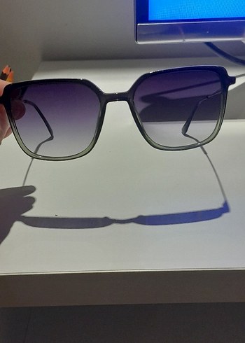 Şeffaf Gri Minimalist Kadın Güneş Gözlüğü - Görsel 2