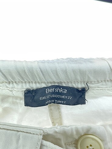 32 Beden beyaz Renk Bershka Jean / Kot %70 İndirimli.