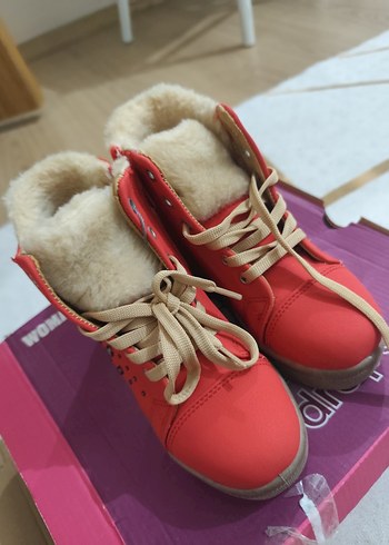 Kız Çocuk Kırmızı Kürklü Bot - Görsel 4