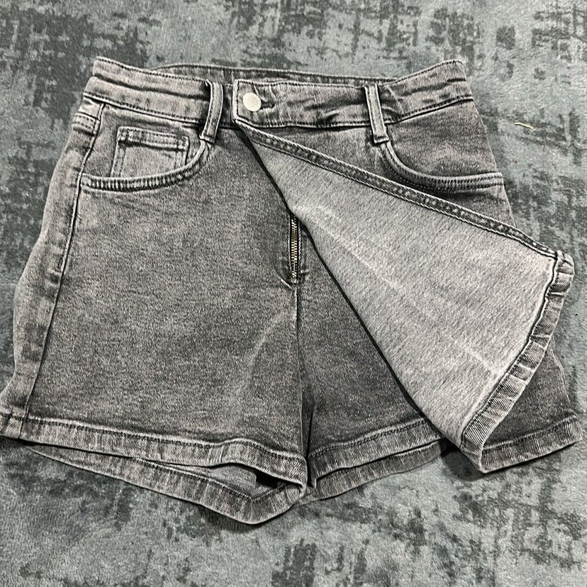 Gri Mini Denim Şort. S M L bedenleri mevcuttur - Görsel 2