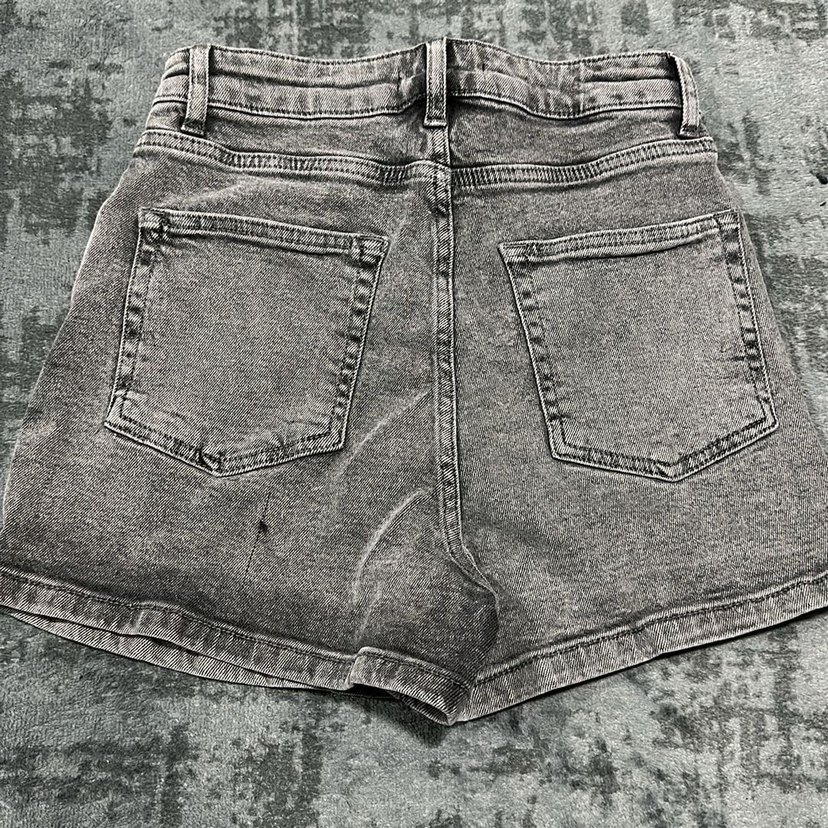 Gri Mini Denim Şort. S M L bedenleri mevcuttur - Görsel 3
